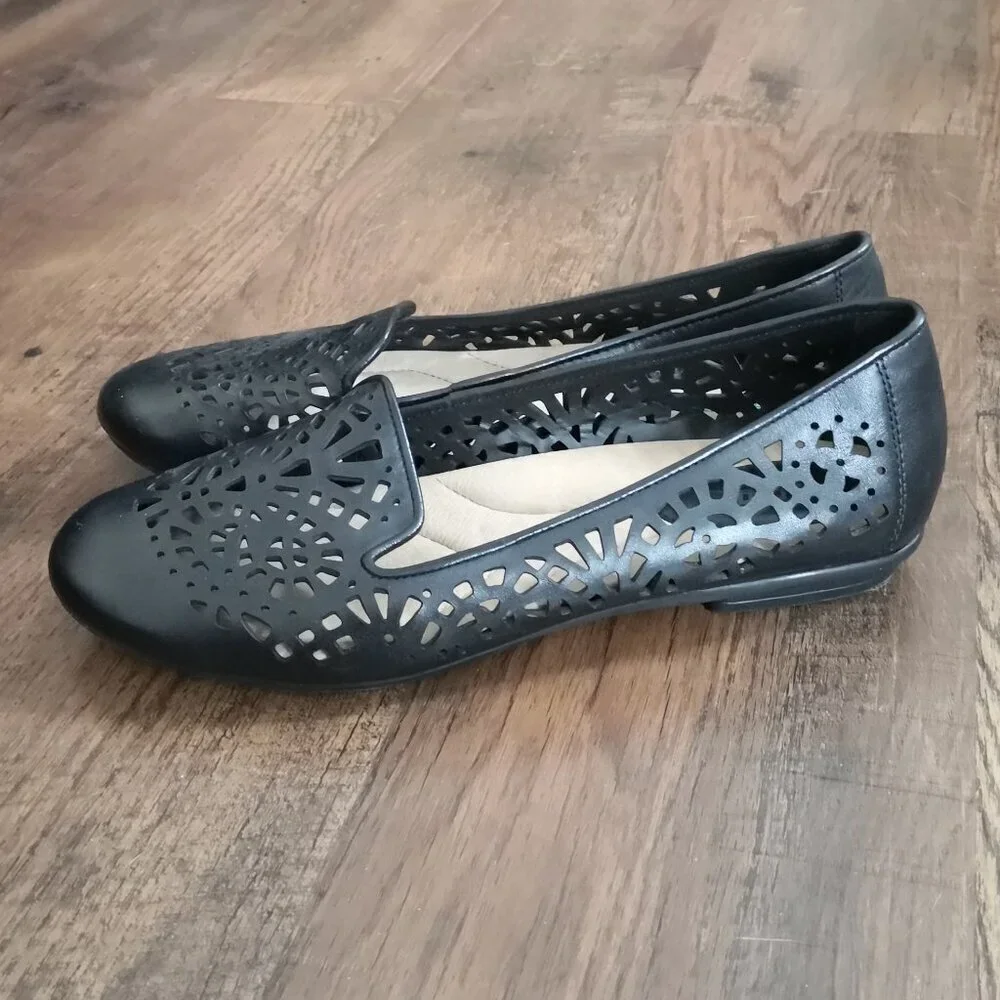 New Earth Women's Begonia Geometric Cutouts‎ Leather Comfort Flats Black Size 9B